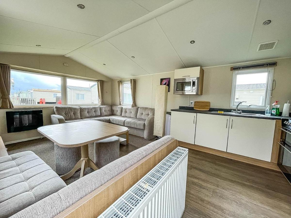 Caravan At Suffolk Sands Holiday Park With Decking And Wifi Ref 45023A Felixstowe Exterior photo